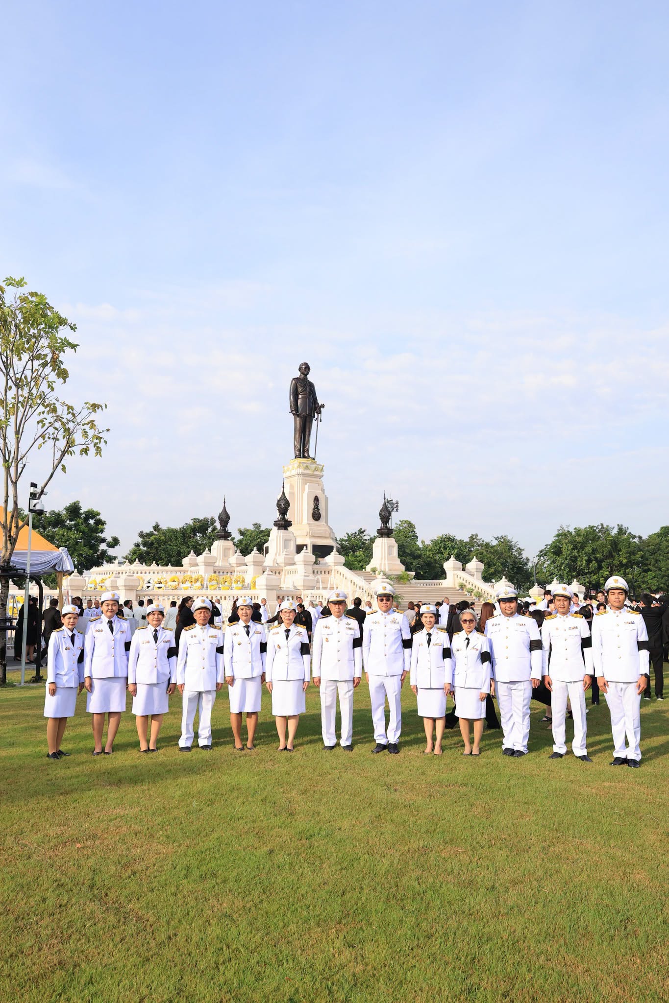 title - ส.ป.ก. ร่วมวางพวงมาลาถวายบังคมพระบรมราชานุสาวรีย์พระบาทสมเด็จพระบรมชนกาธิเบศร มหาภูมิพลอดุลยเดชมหาราช บรมนาถบพิตร เนื่องใน 